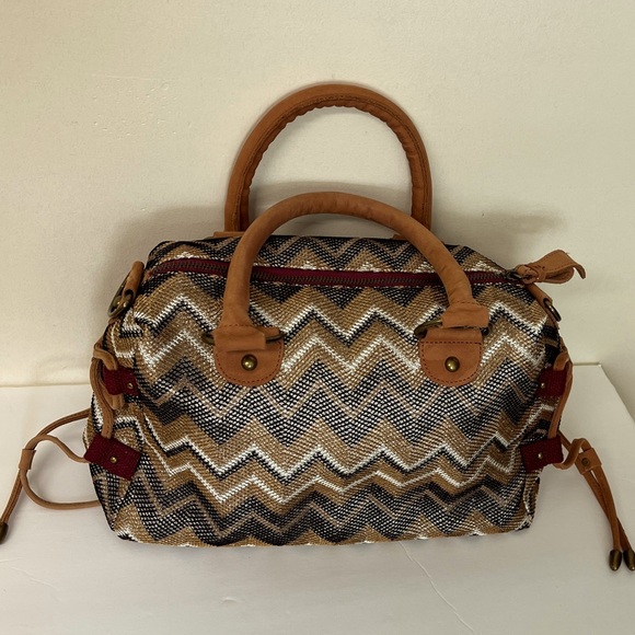 Purse, Miss Albright, black/tan/white chevron pattern, leather trim, EUC!! - Picture 13 of 14